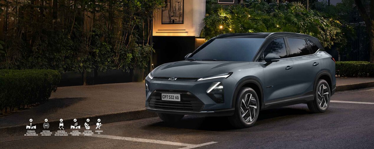 Chevrolet Captiva EV estacionada en una zona urbana.