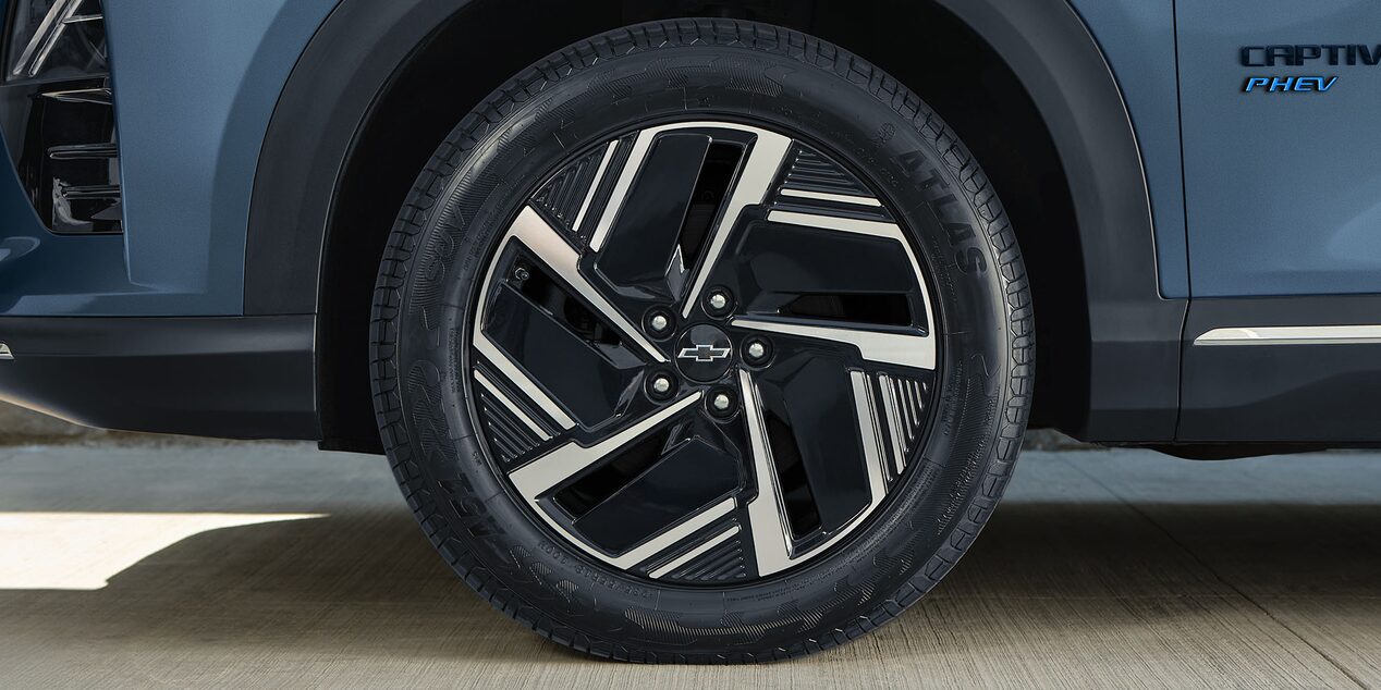 Vista en detalle de los rines de 18 pulgadas en una de las ruedas de la Chevrolet Captiva PHEV.