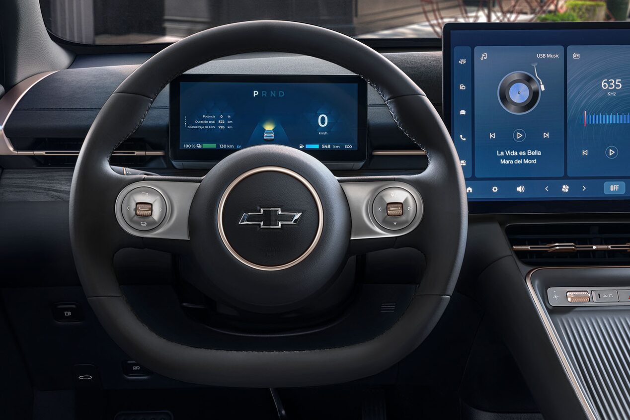 Vista del volante de la Chevrolet Captiva PHEV, además de los controles y la pantalla digital central.