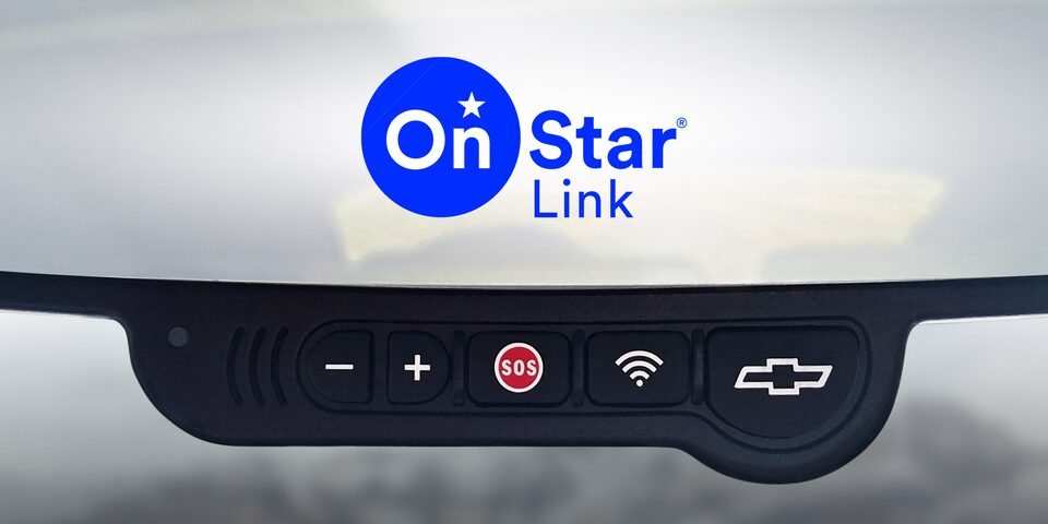 Primer plano de la botonera de OnStar Link en la parte superior de un vehículo Chevrolet,a compañada por el logo de OnStar Link. 