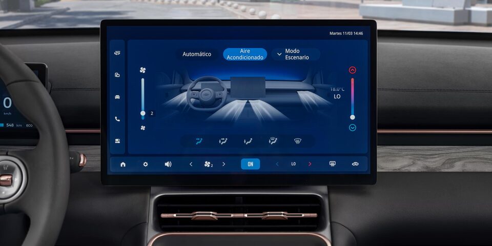 Primer plano de la pantalla digital central de la Chevrolet Captiva PHEV.
