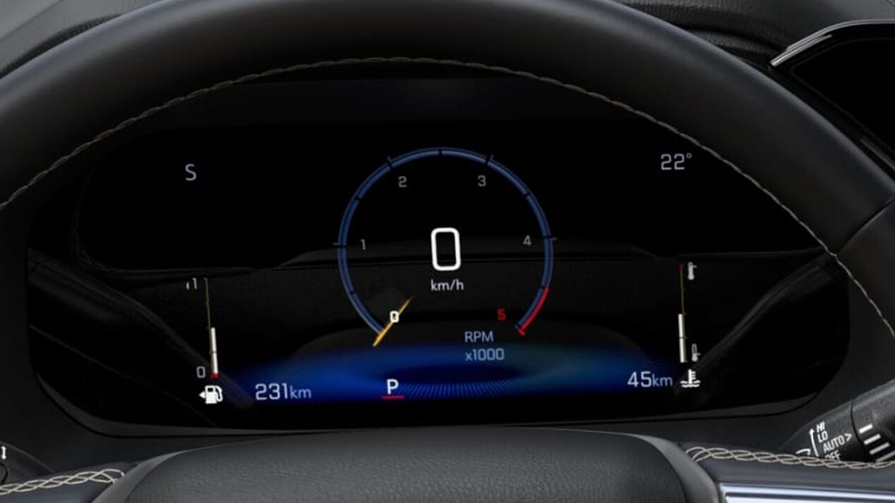 Vista cercana del panel personalizable detrás del volante de la Chevrolet Colorado.