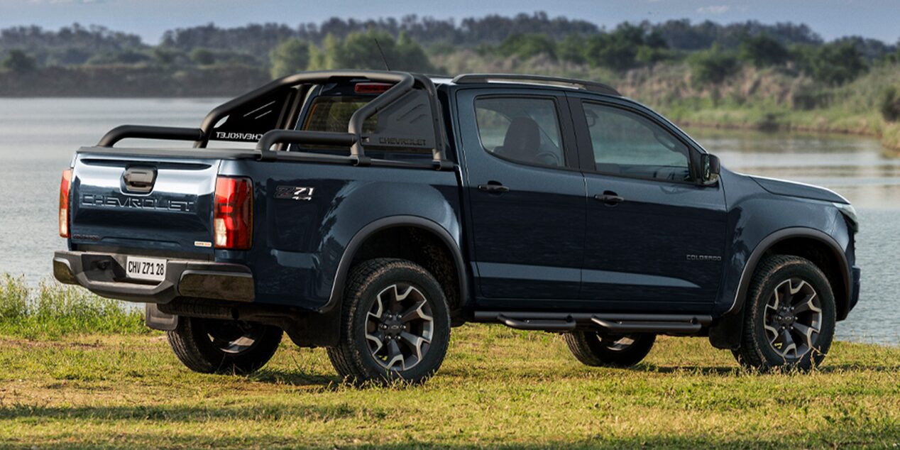Vista lateral de la Chevrolet Colorado estacionada al lado de un río.