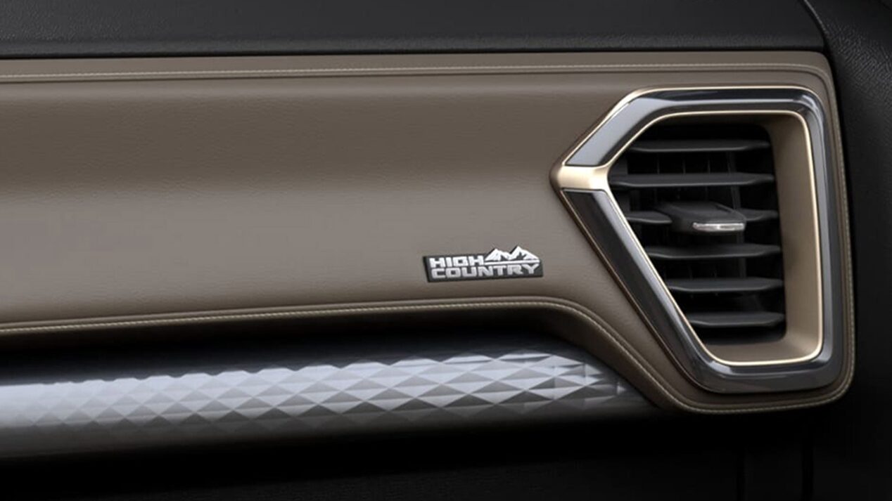 Vista cercana de los detalles de lujo en la guantera de la Chevrolet Colorado.