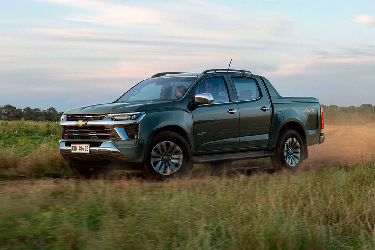 Chevrolet Colorado circulando por un camino de tierra.