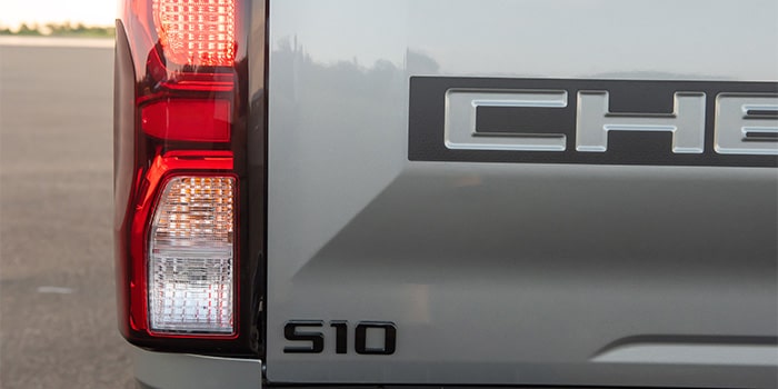 Accesorios Chevrolet S10 - Insignia S10 negra
