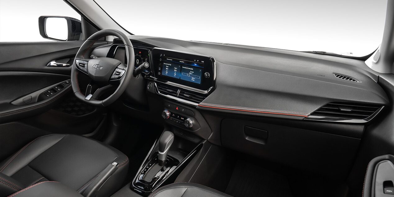 Vista completa del tablero también dejando ver la caja de cambios y parte de los asientos delanteros de la Chevrolet Montana.