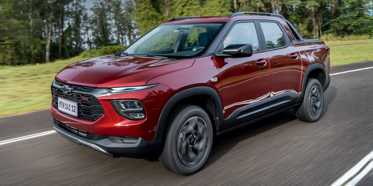 Chevrolet Montana  circulando por una carretera.