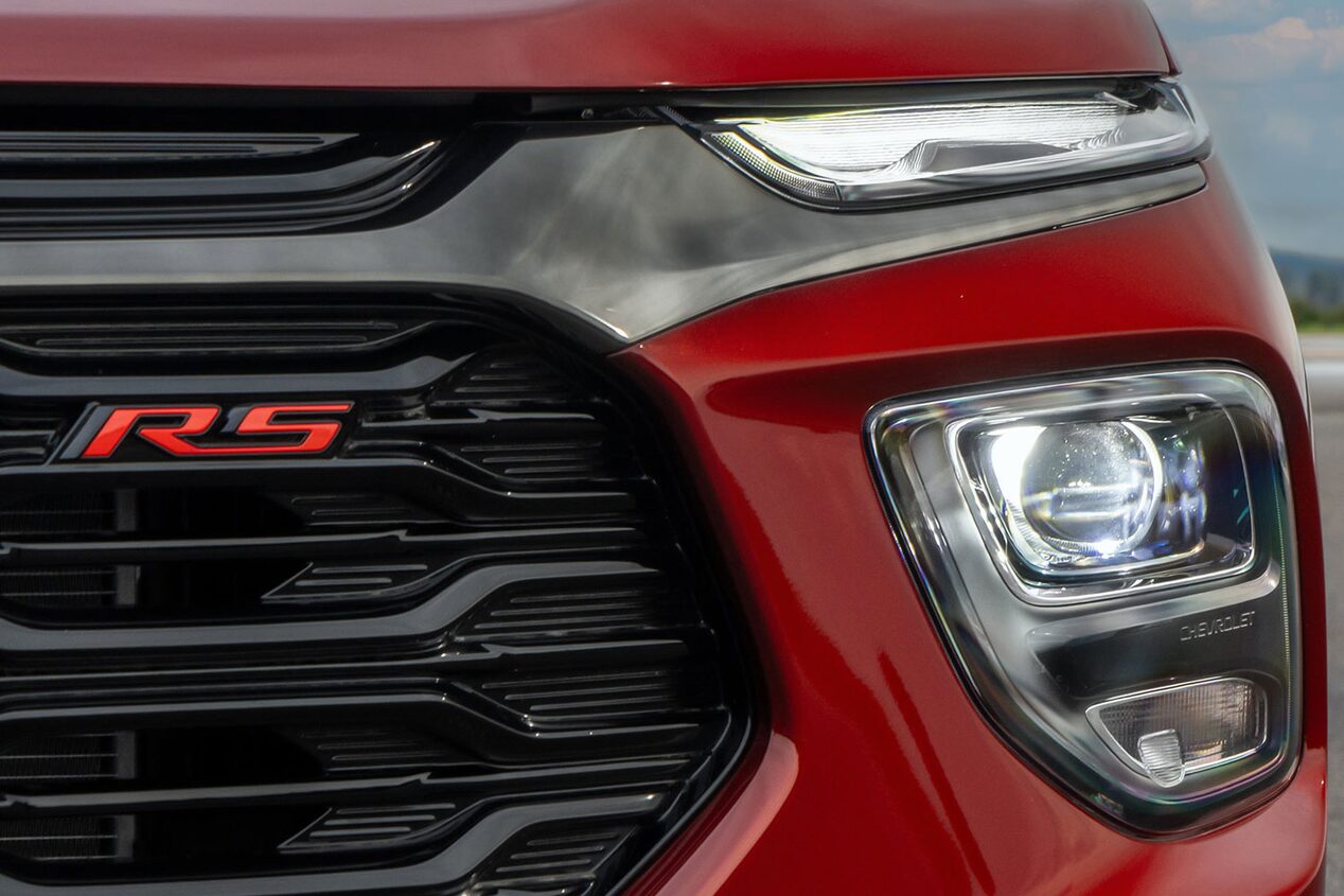 Vista en detalle de la parrilla frontal cromada enfocando en el logotipo RS y los faros LED de la Chevrolet Montana.
