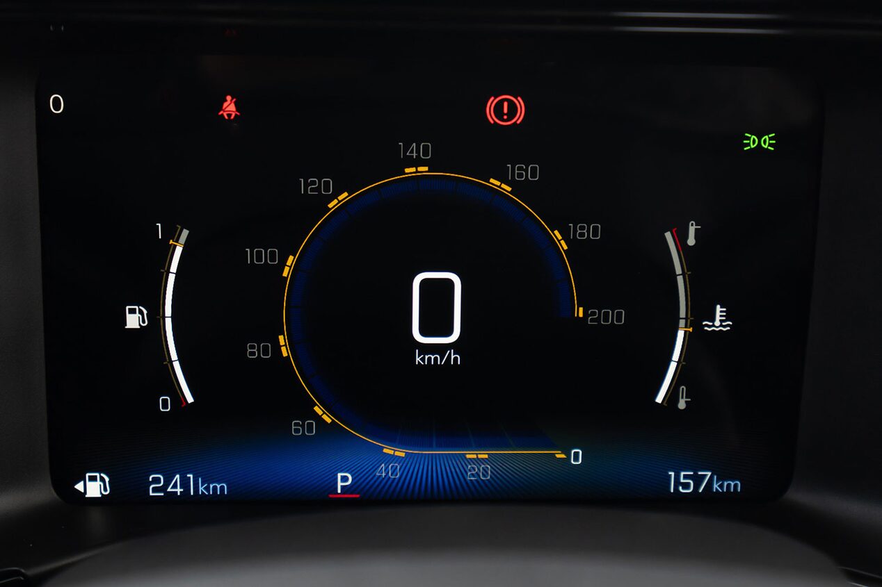 Detalle del indicadores de aceite, velocímetro y tacómetro de la Chevrolet Montada.