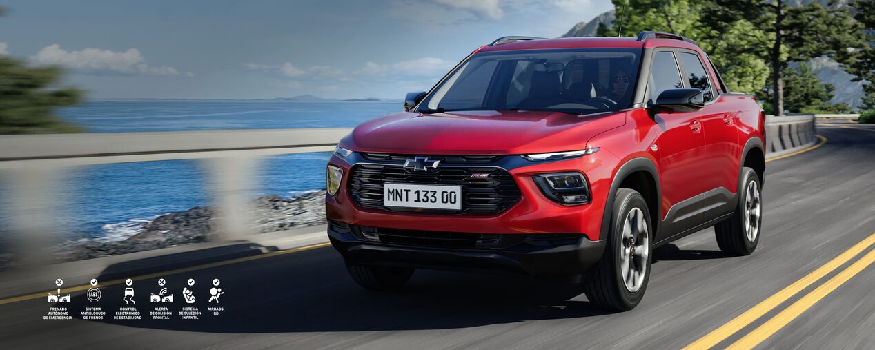 Chevrolet Montana transitando por una carretera.