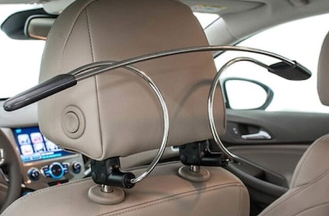 El colgador de ropa, facilita el transporte de prendas en el interior de tu Chevrolet Silverado 