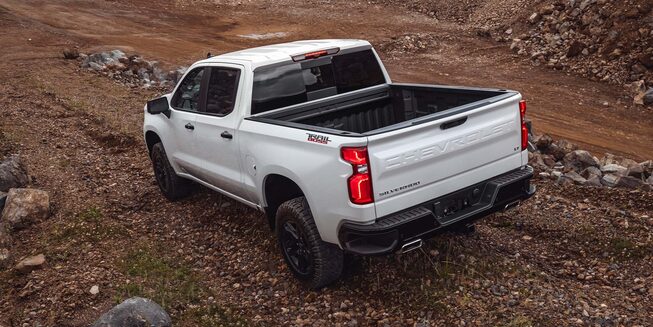 Pick up Chevrolet Silverado Trail Boss Z71 vista posterior lateral