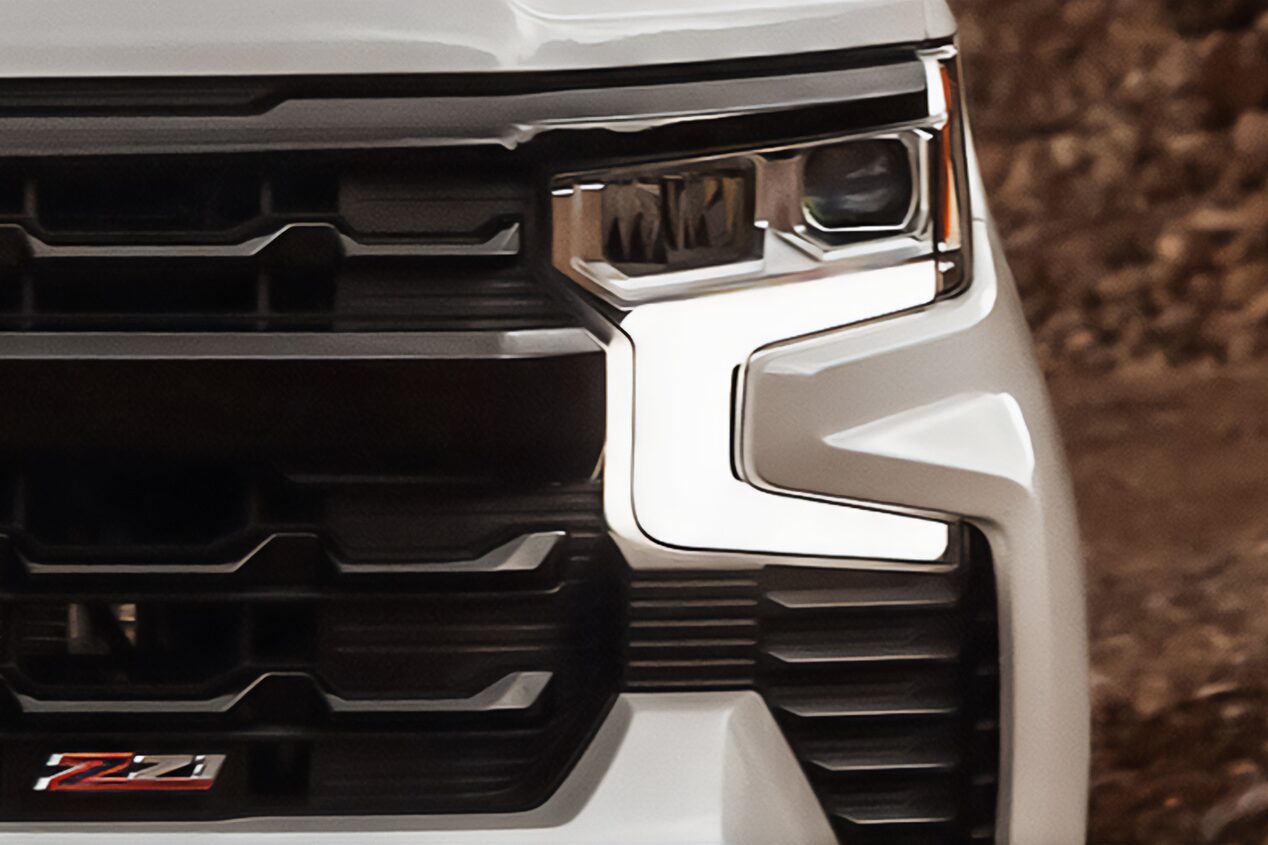 Primer plano de uno de los faros delanteros de la Chevrolet Silverado Z71 junto a la insignia Z71.