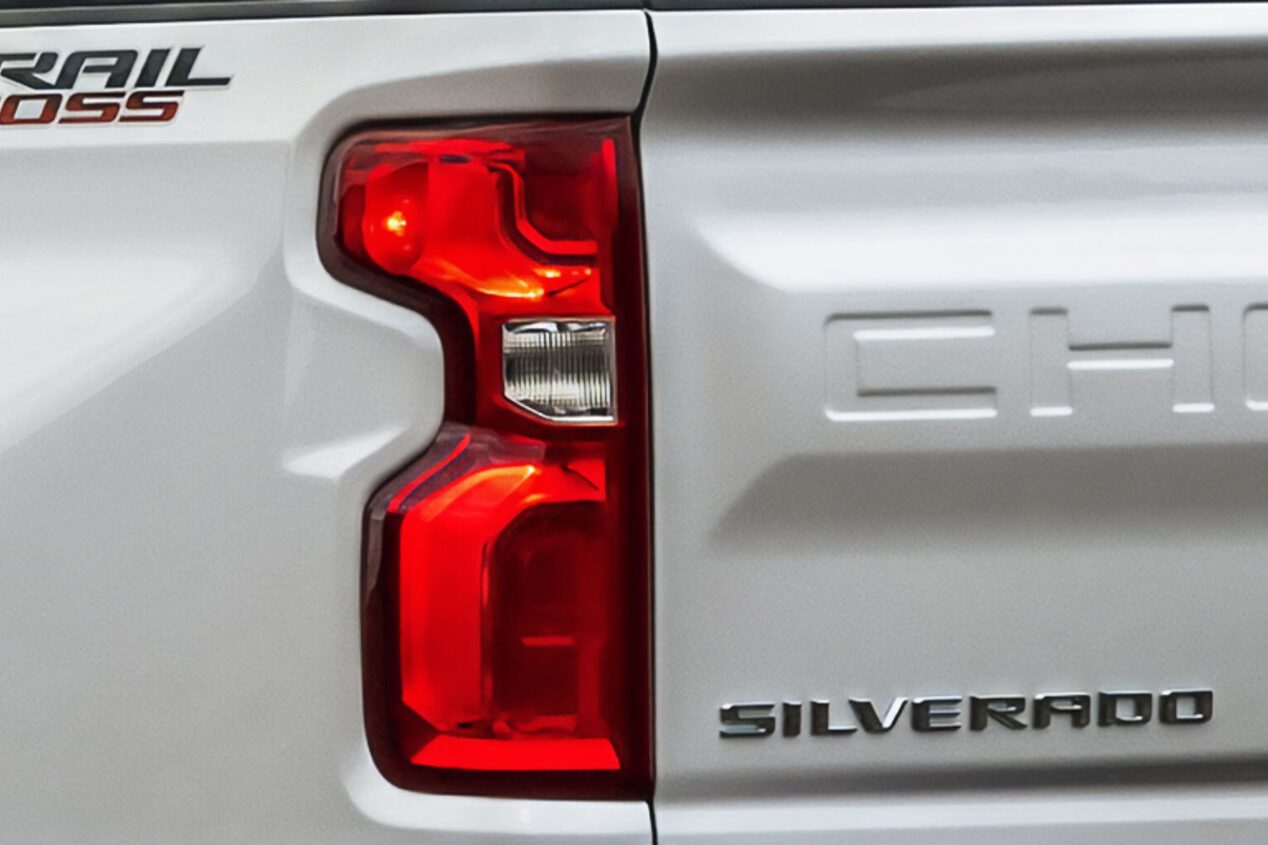 Primer plano de uno de los faros traseros junto a la insignia SILVERADO.