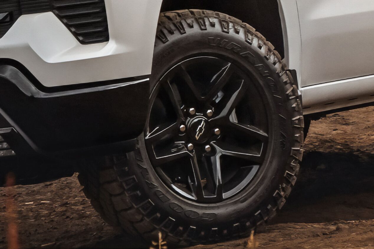 Primer plano de uno de los rines delanteros de la Chevrolet Silverado Z71.