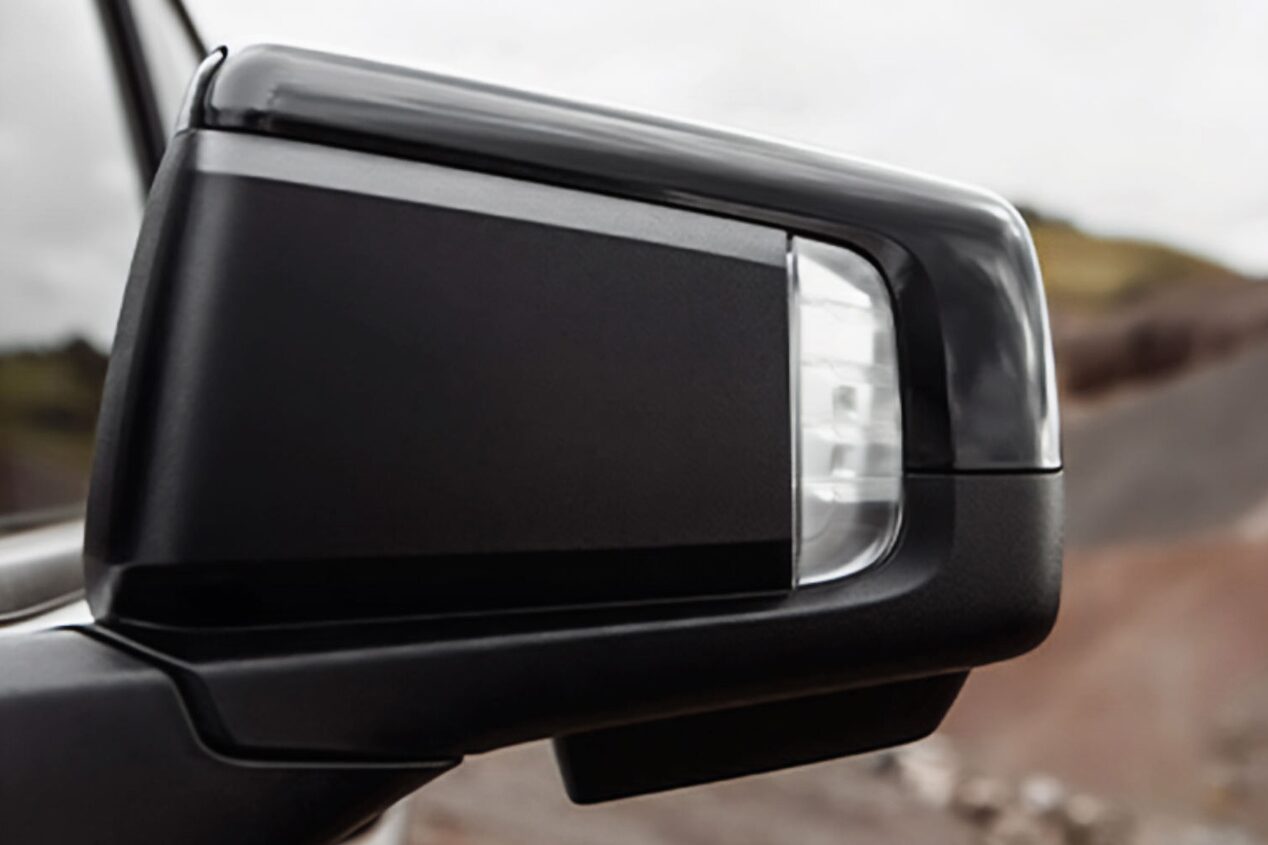 Primer plano de uno de los espejos exteriores. 