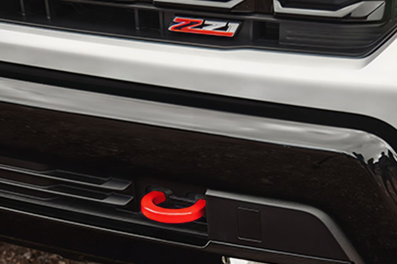 Primer plano de uno de los ganchos de remolque y kit de arraste de la Chevrolet Silverado Z71.