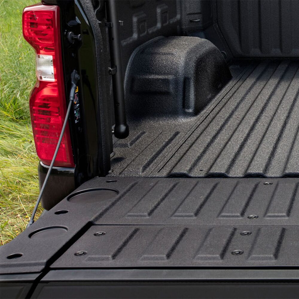 Imagen en detalle de la caja de la Chevrolet Silverado Z71 abierta.