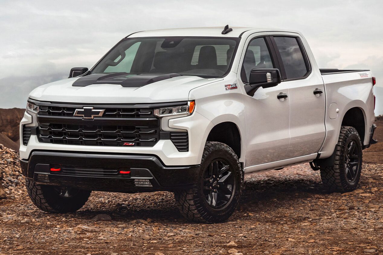 Chevrolet Silverado Z71 estacionada sobre un camino de ripio, en la cima de una montaña.