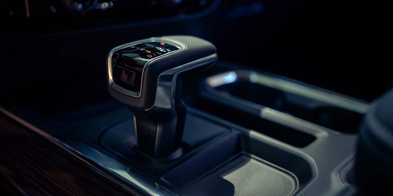Pimer plano del selector electrónico de transmisión de la Chevrolet Silverado Z71.