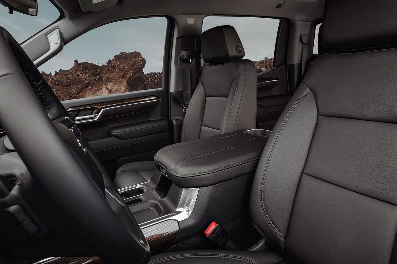 Imagen del interior de una Chevrolet Silverado Z71, desde la perspectiva de la ventanilla del conductor.