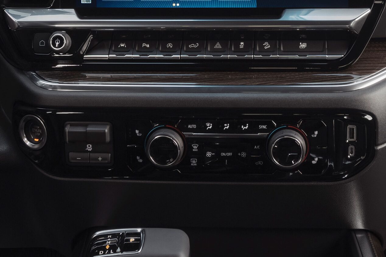 Primer plano del climatizador bizonal de la Chevrolet Silverado Z71.