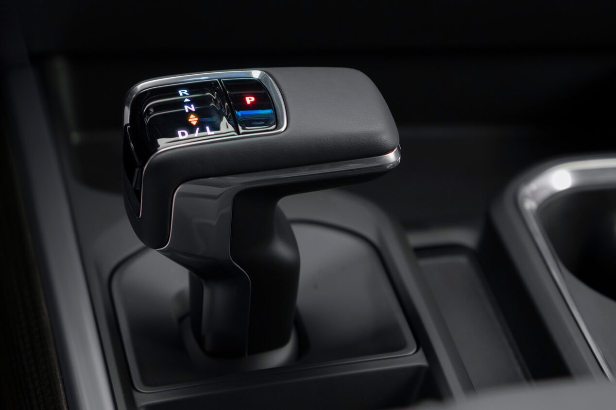 Pimer plano del selector electrónico de transmisión de la Chevrolet Silverado Z71.