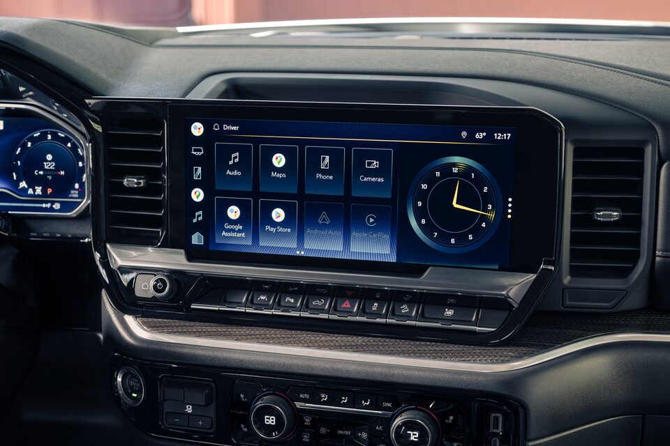 Vista en detalle de la pantalla digital central de la Chevrolet Silverado Z71.