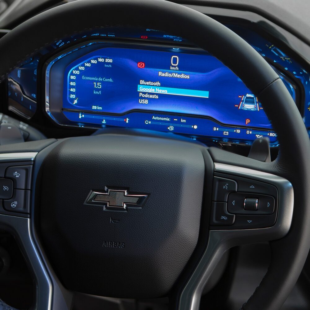 Primer plano del volante de la Chevrolet Silverado Z71, con su panes de instrumentos detrás.