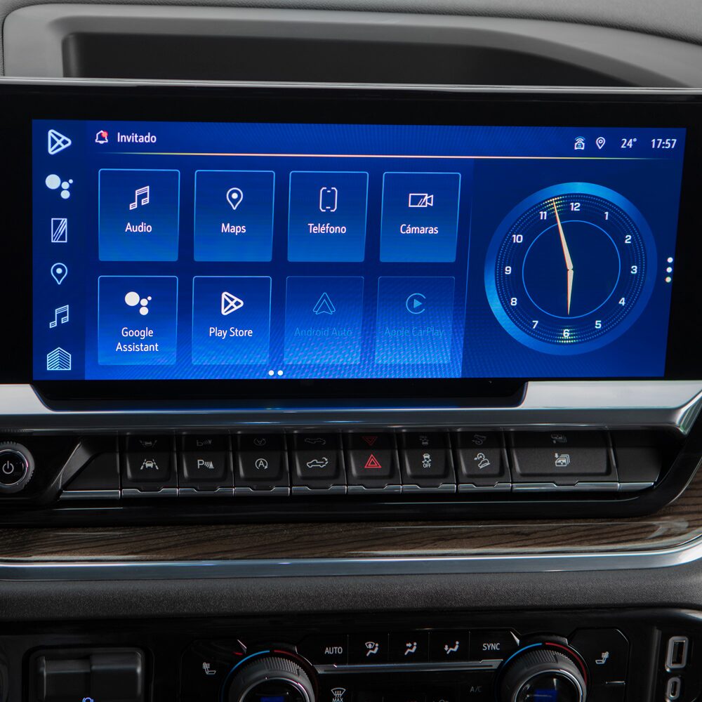 Vista en detalle de la pantalla digital central de la Chevrolet Silverado Z71.