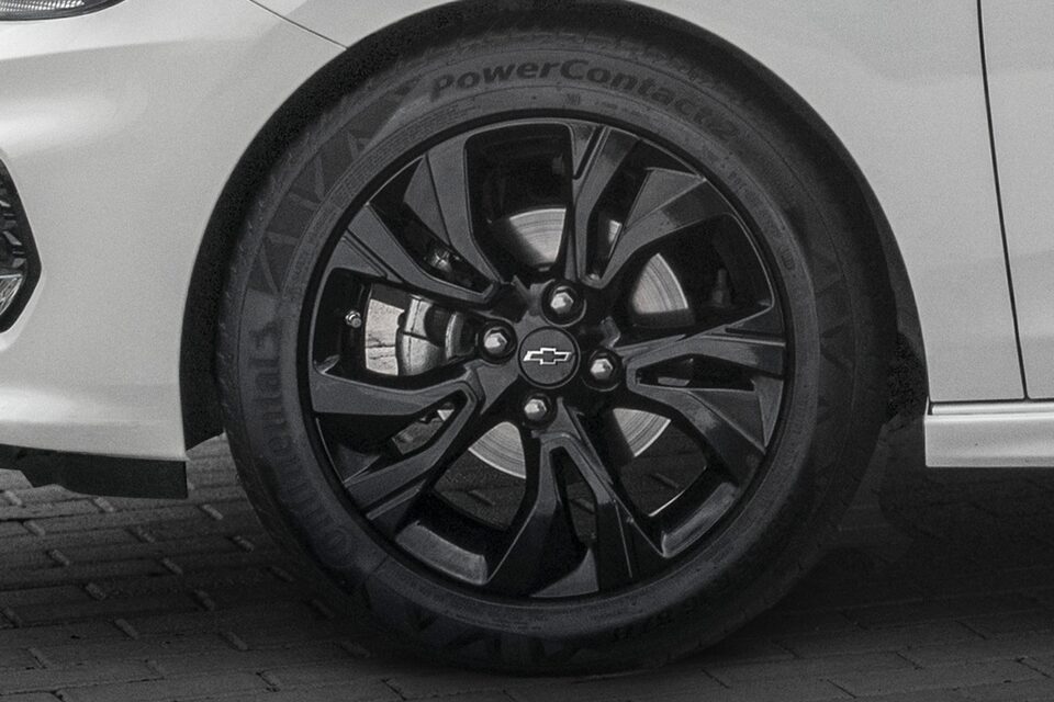 Detalle de las ruedas del Chevrolet Onix Turbo RS