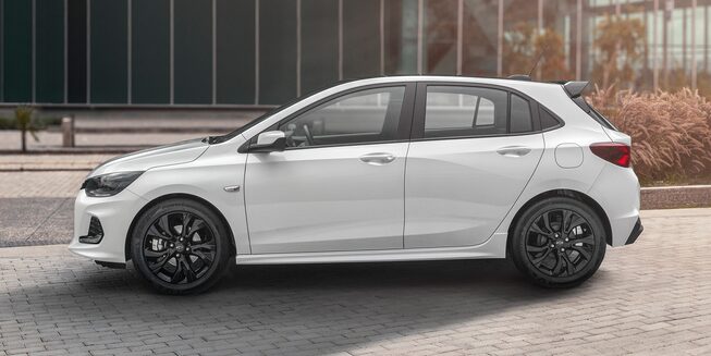 Vista lateral del Chevrolet Onix Turbo RS en color blanco