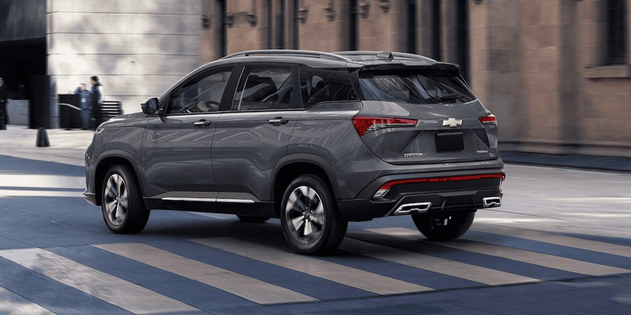 Vista trasera de la Chevrolet Captiva XL circulando por una calle.