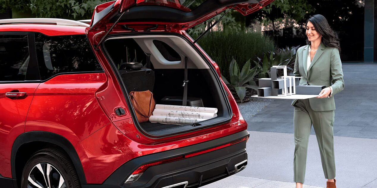 Una mujer cargando una maqueta en el maletero de la Chevrolet Captiva XL.