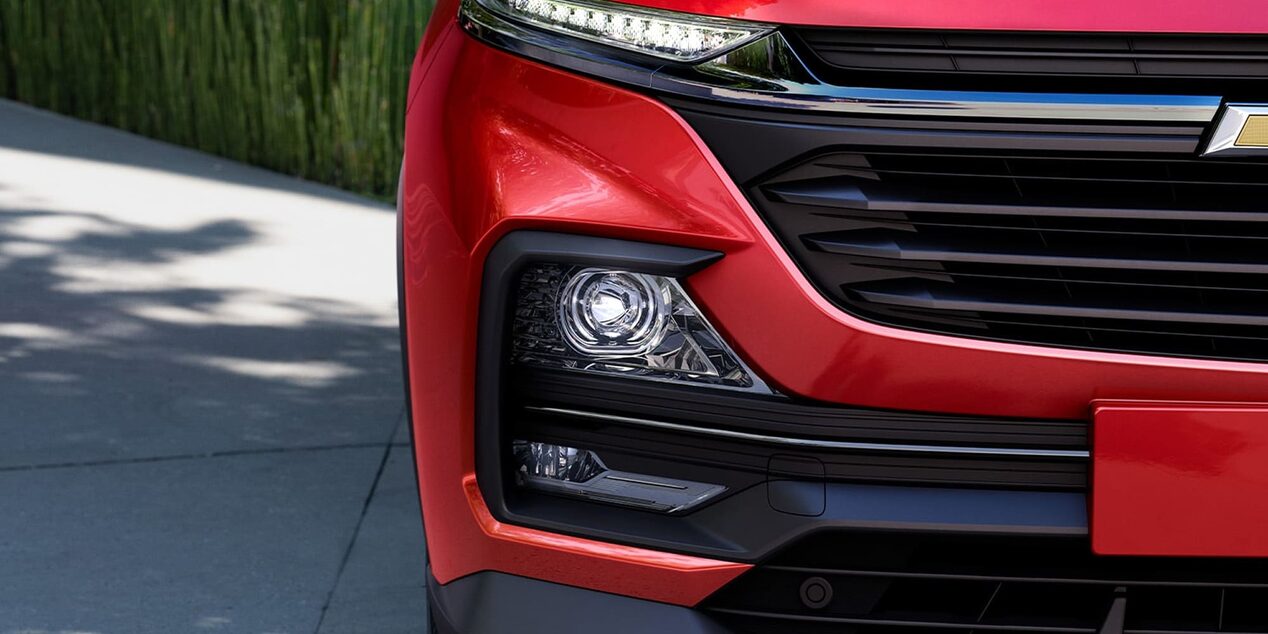 Vista cercana de las luces LED frontales de la Chevrolet Captiva XL.