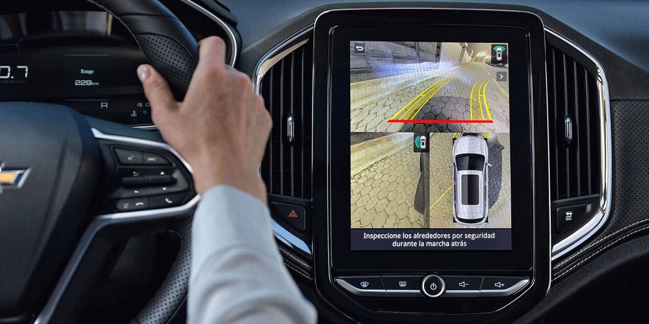 Cámara reversa vista en la pantalla MyLink de la Chevrolet Captiva XL.