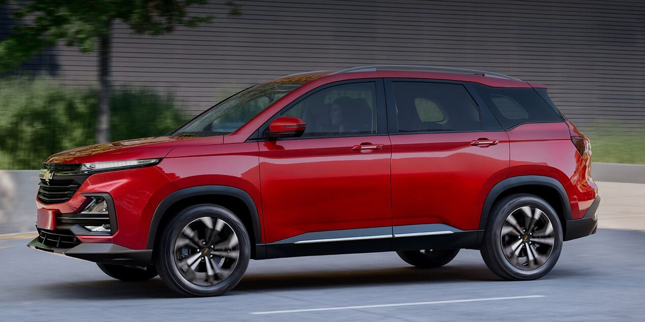 Vista lateral de la Chevrolet Captiva XL color Rojo.