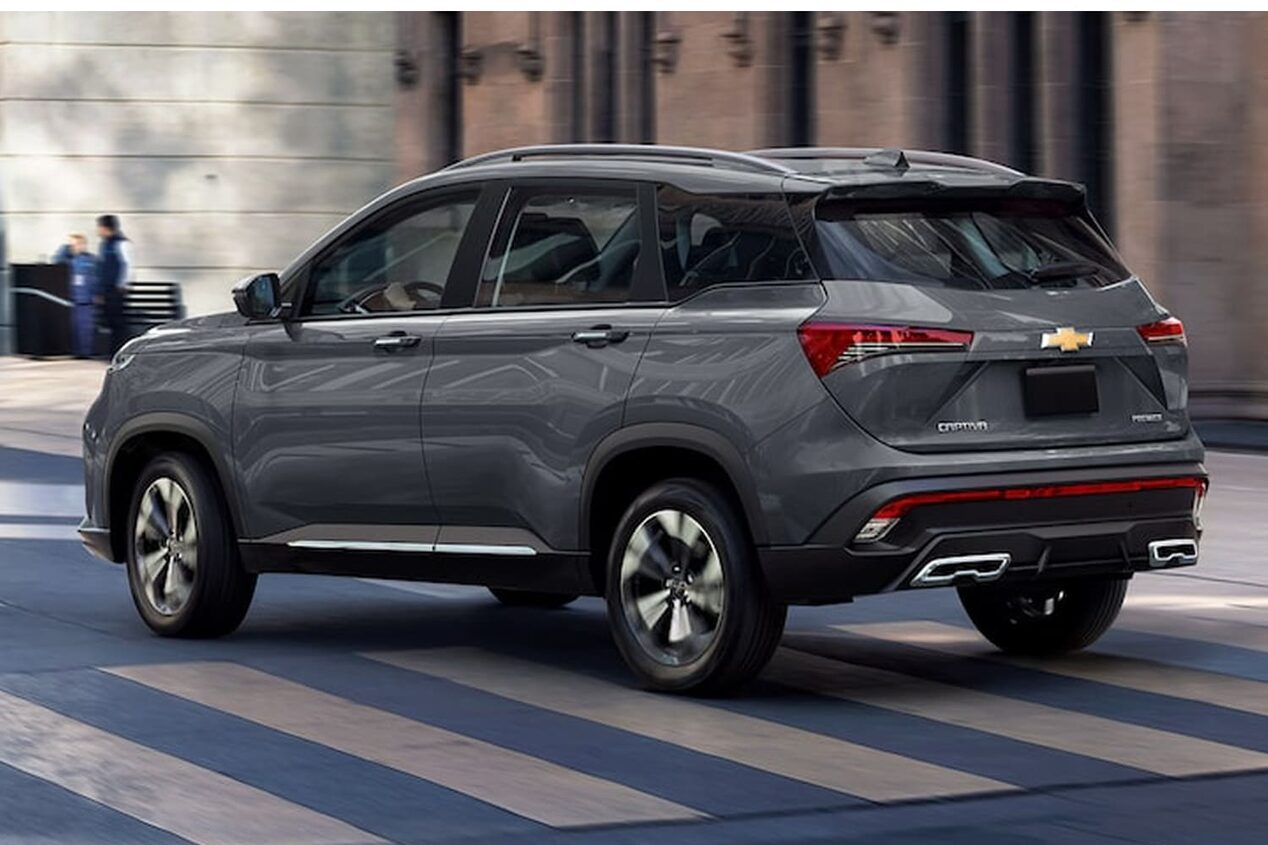 Chevrolet Captiva XL circulando por una calle.