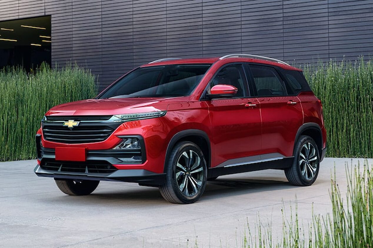 Vista de frente de la Chevrolet Captiva XL estacionada.