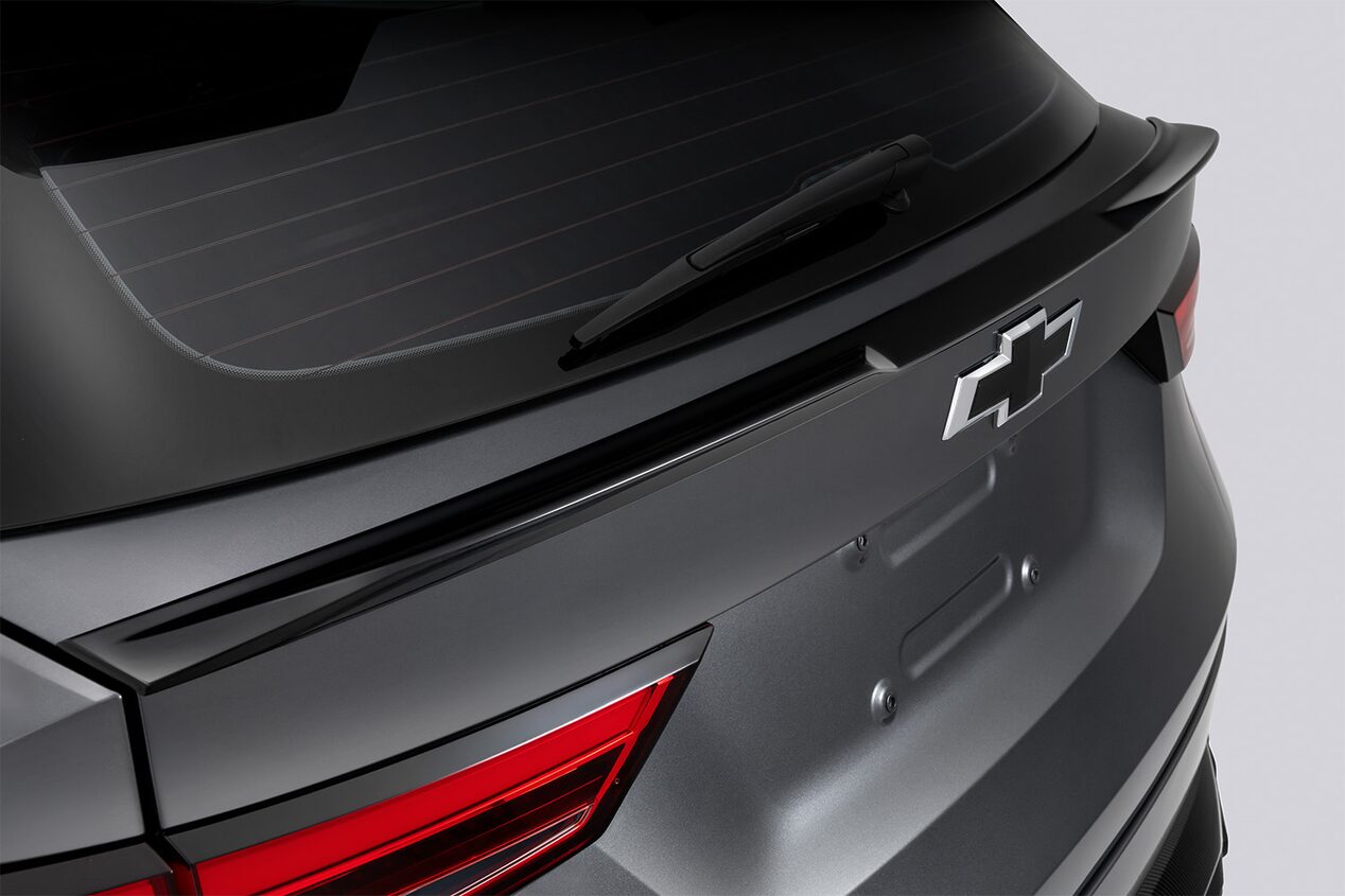 Vista en detalle del alerón medio de la quinta puerta de la Chevrolet Groove.