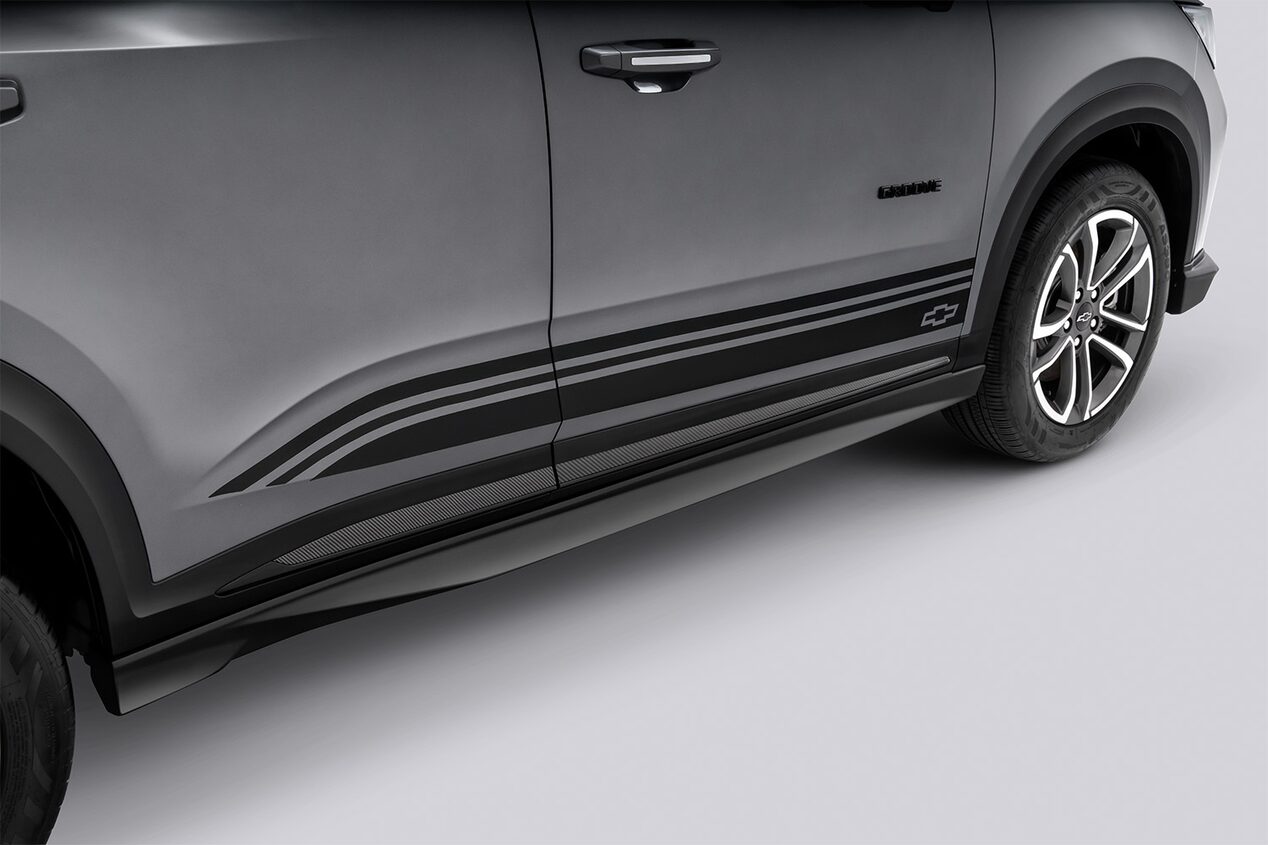 Vista cercana de los faldones laterales en negro mate para la Chevrolet Groove.