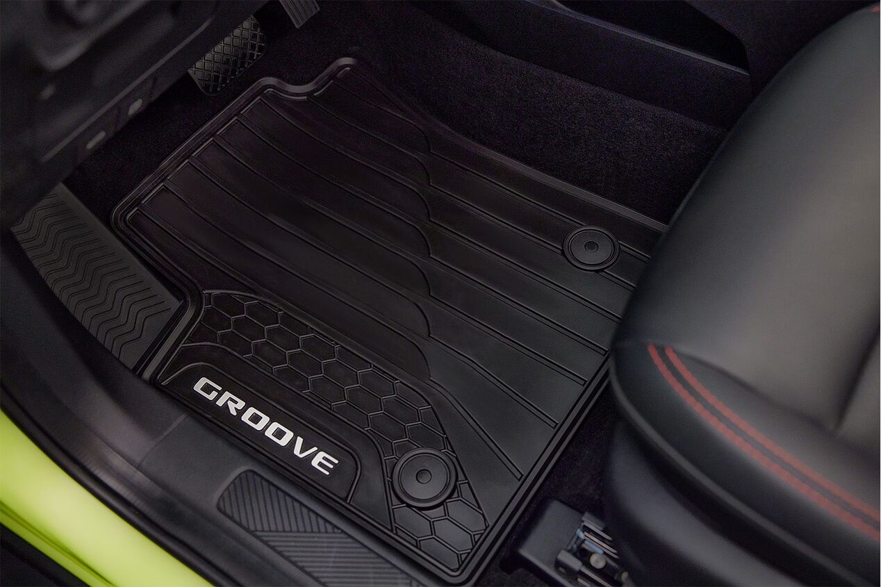 Vista cercana de los tapetes de vinilo de la Chevrolet Groove.