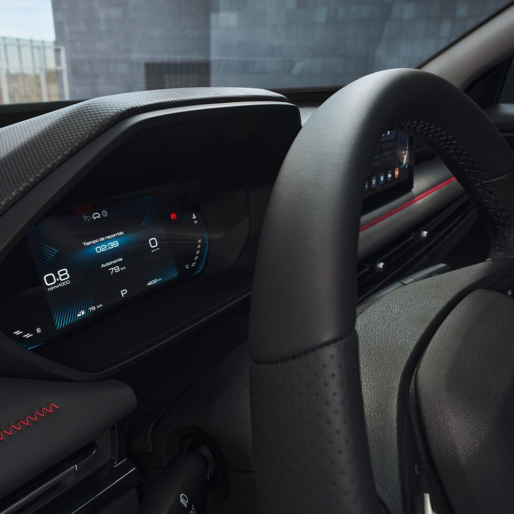 Vista en detalle del clúster digital de la Chevrolet Groove LTZ, destacando el ecuero negro con acentos en color rojo.