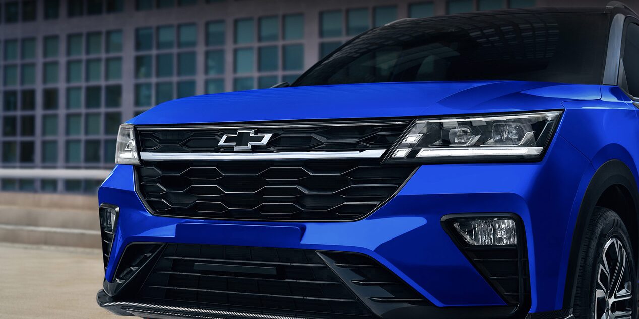 Frente de la Chevrolet Groove RS, con parrilla negra de diseño hexagonal, emblema de Chevrolet al centro, faros LED y detalles deportivos en color azul metálico.