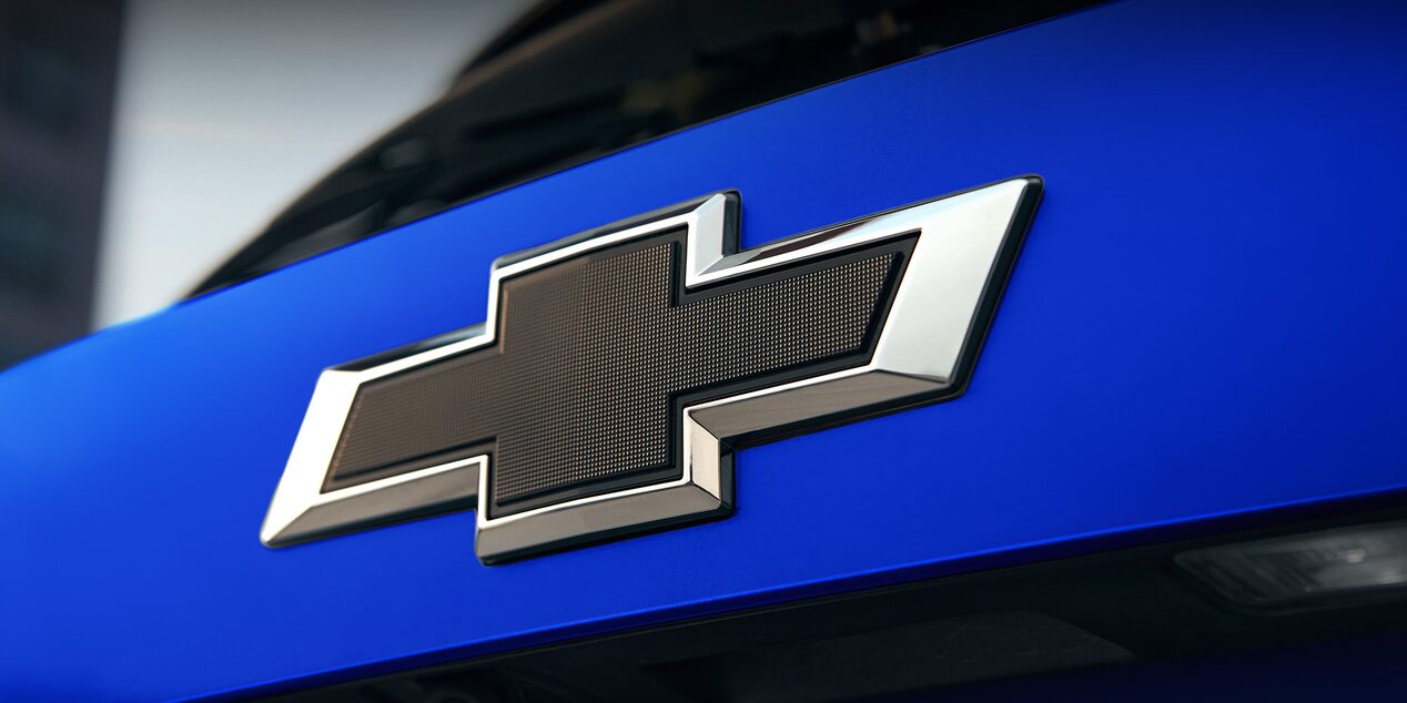 Primer plano a la insignia Chevrolet en la nueva Chevrolet Groove.