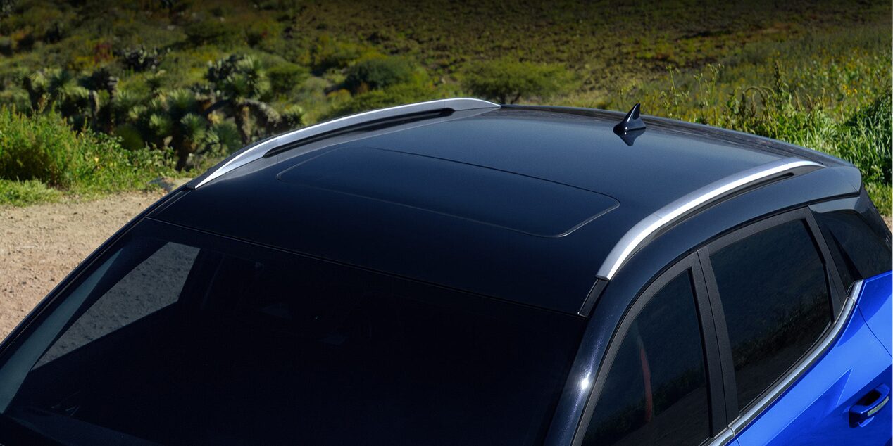 Vista superior del techo de la Chevrolet Groove RS con un sunroof panorámico, mostrando las barras de techo plateadas a los lados y la antena tipo aleta de tiburón en la parte trasera. 