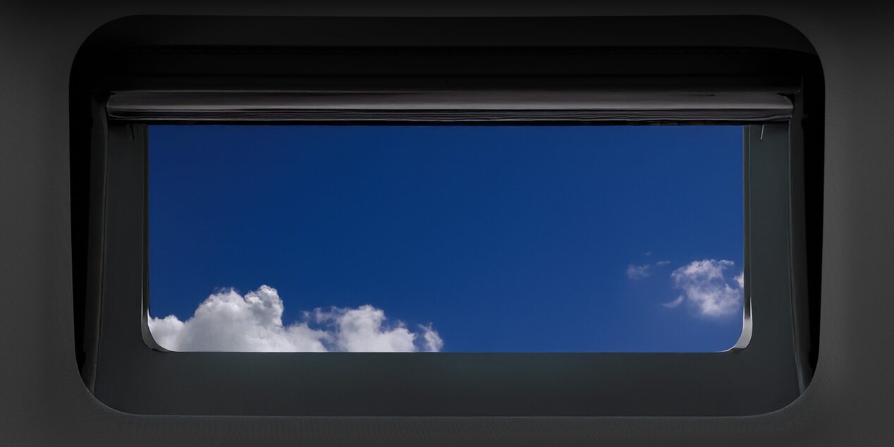 Vista del cielo despejado desde el interior de la Chevrolet Groove RS y a través del sunroof panorámico.