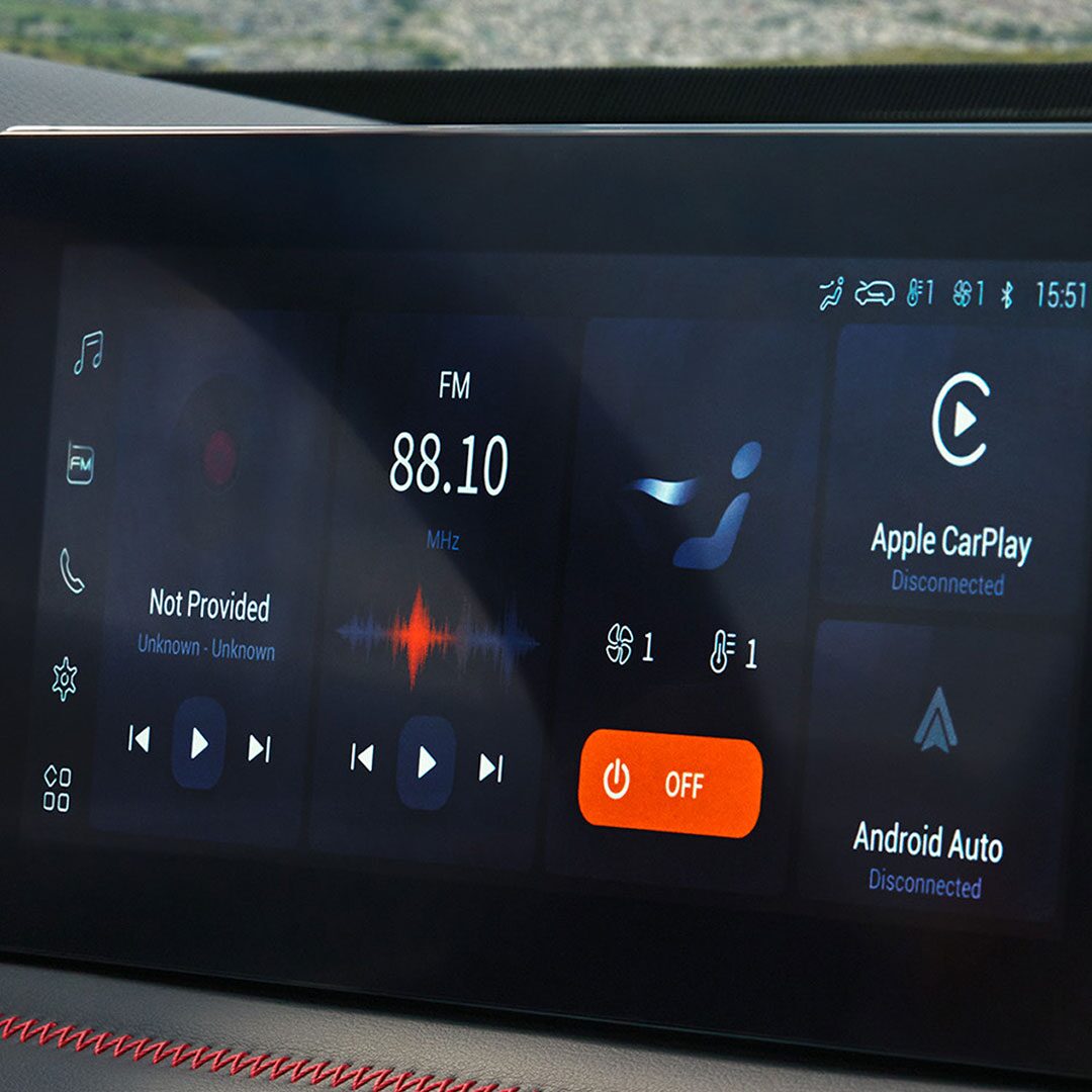 Pantalla táctil del sistema de infoentretenimiento de la Chevrolet Groove, con conectividad Apple CarPlay y Android Auto.