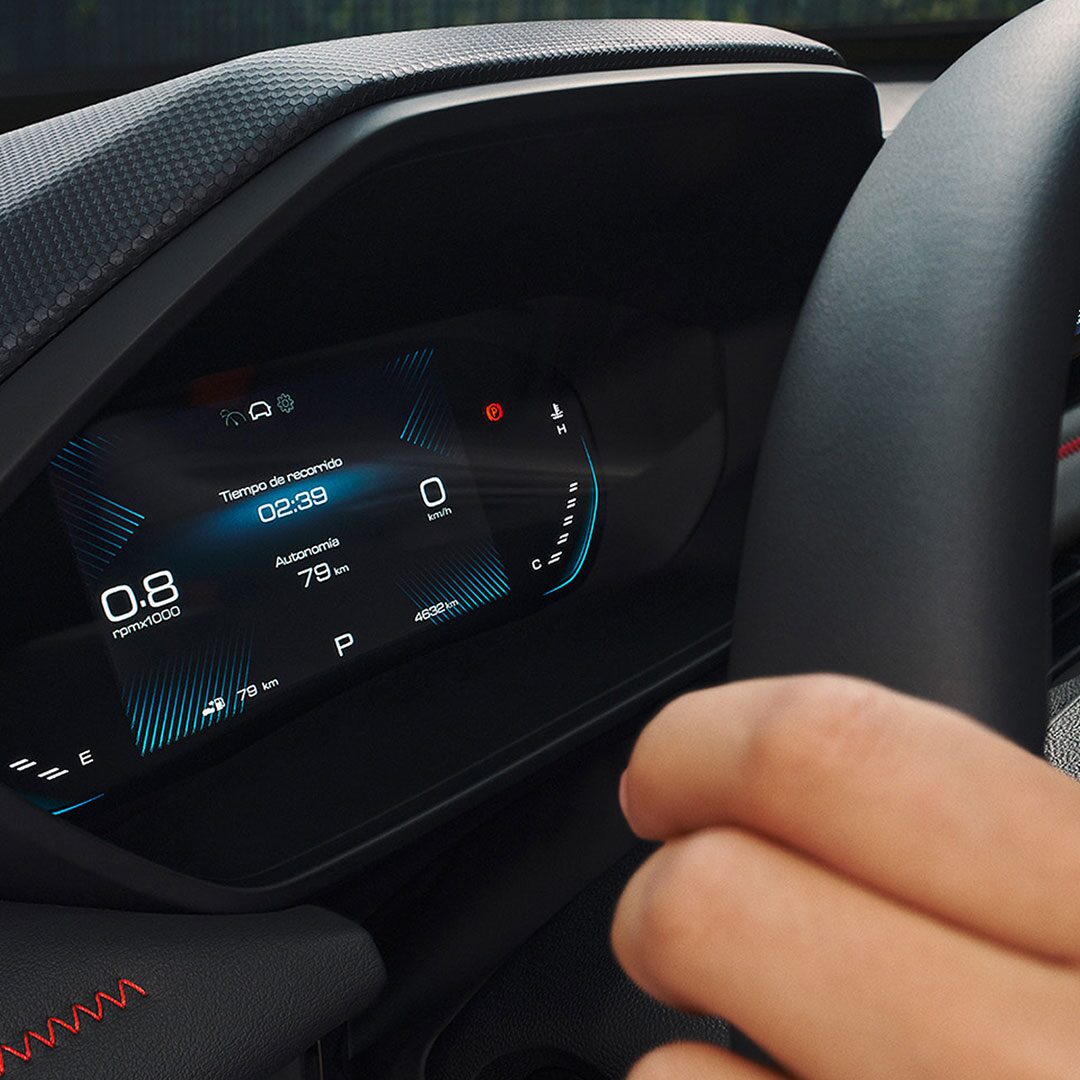 Vista en detalle del clúster digital de la Chevrolet Groove LTZ, destacando el ecuero negro con acentos en color rojo.